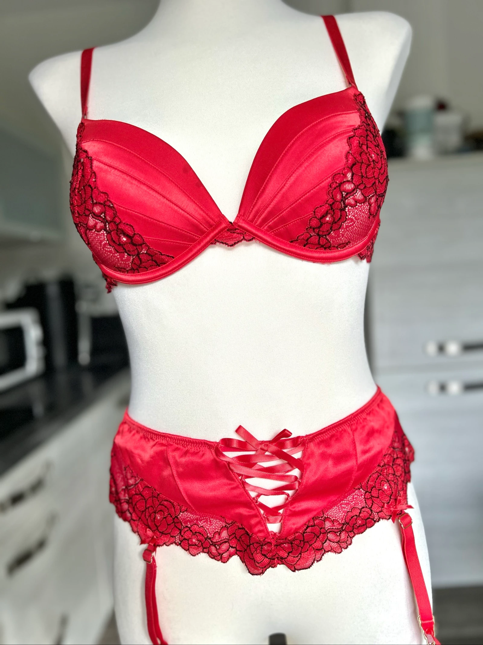 Sutiã vermelho de renda Tamanho 90B + porta-cintas vermelho Tamanho 38/40 poliéster – photo 12